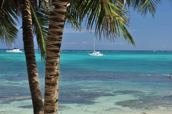 O belo mar que cerca San Pedro, na grande barreira de corais, em Belize